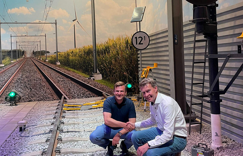 Jacob Zeeman hands over the first ZKL 3000 to Johannes Max-Theurer.